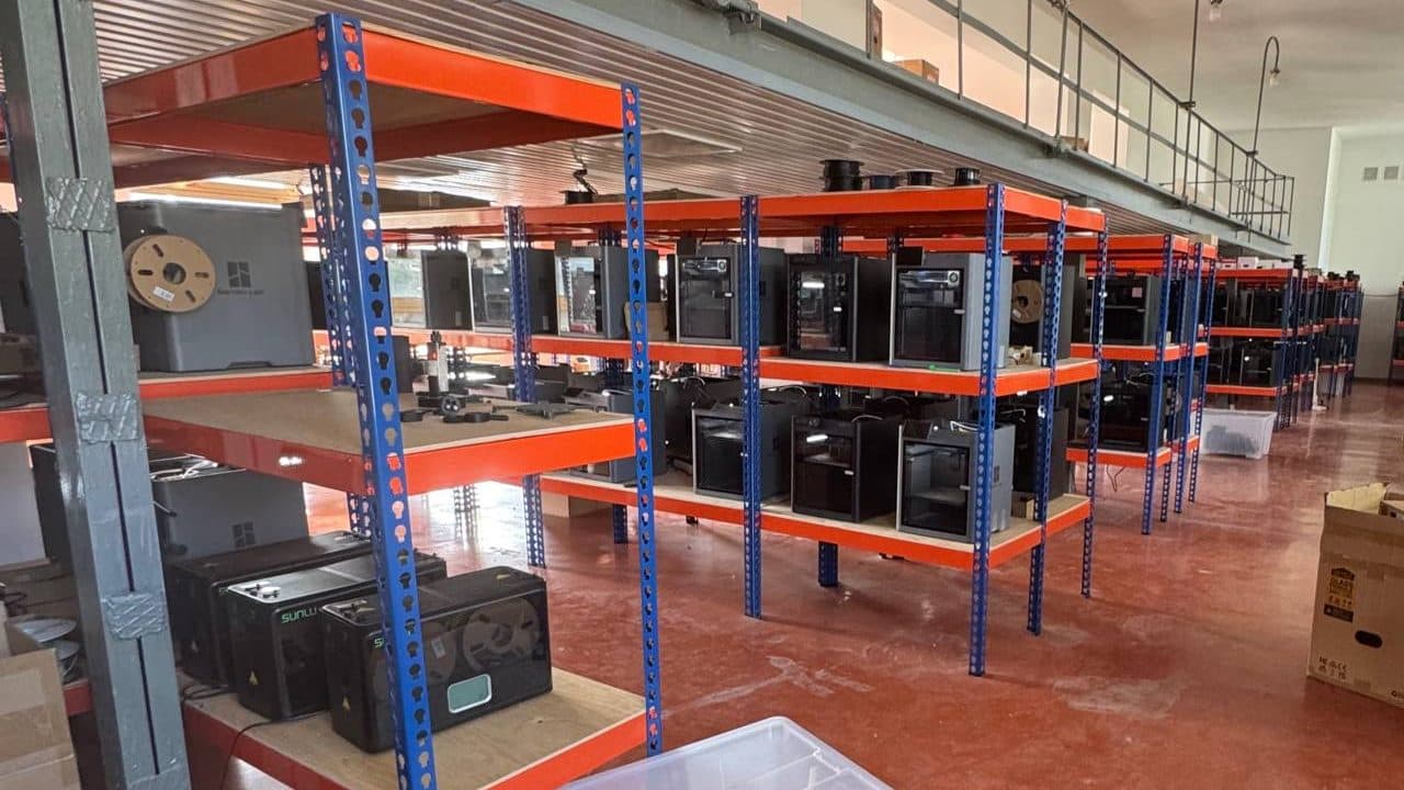 Участок аддитивного производства: стеллажи с 3D-принтерами